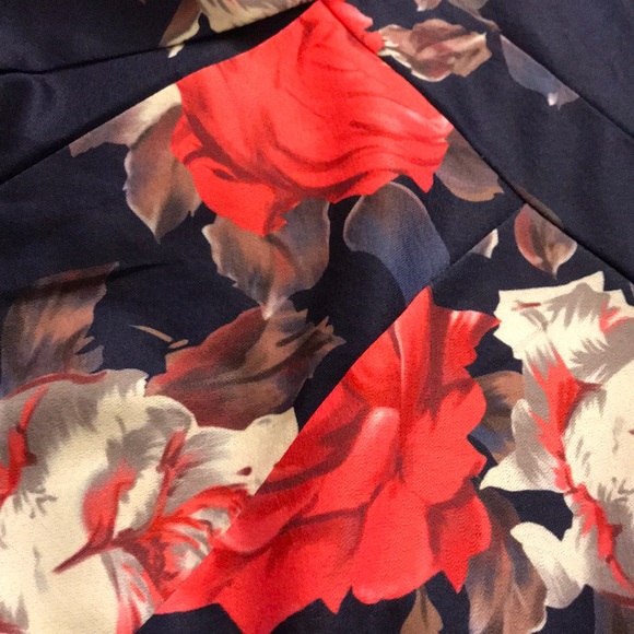 JUST IN🌹 Bell Sleeve Floral Romper - Picture 2 of 6